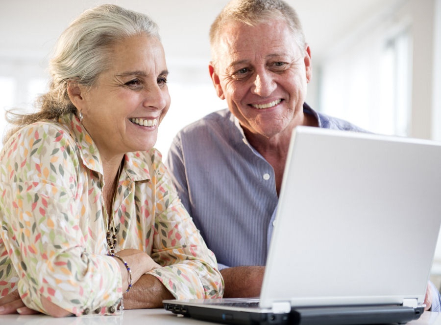 Ein älteres Ehepaar beim gemeinsamen Lernen am Laptop